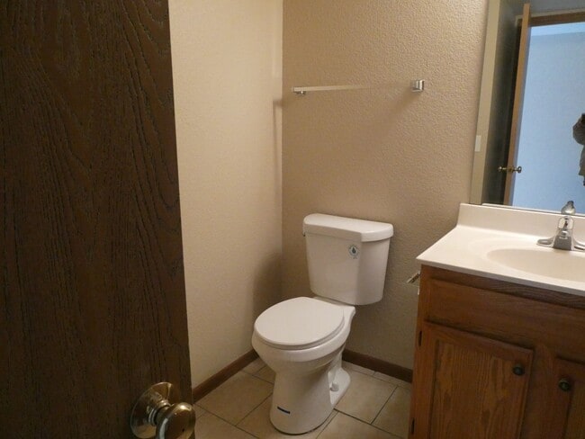 Building Photo - MOVE IN SPECIAL - 1/2 MONTH'S RENT FREE 3 BD 2.5 BA Duplex