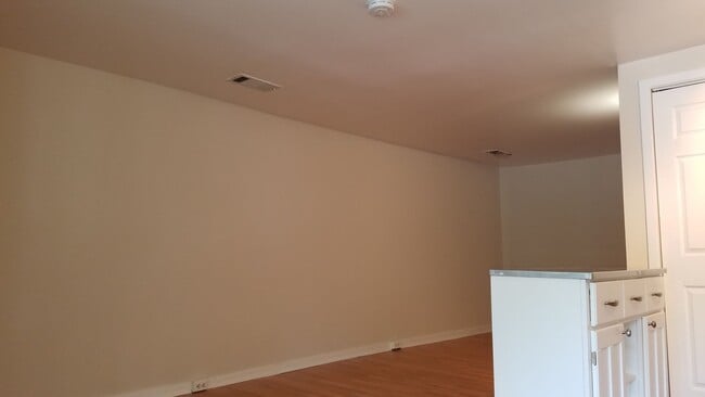 Building Photo - Adorable  second level Studio Condo available mid September!
