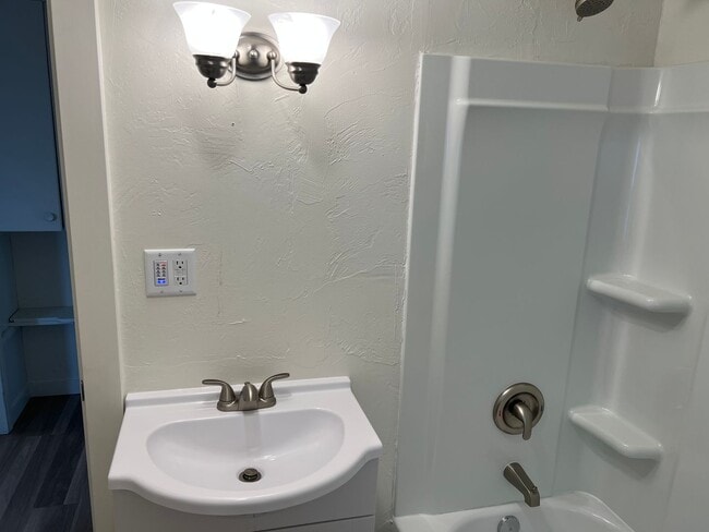 Building Photo - Updated 3 bedroom 1 bathroom house!