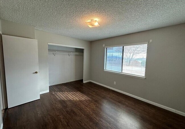 Building Photo - 9470 Peach Ave