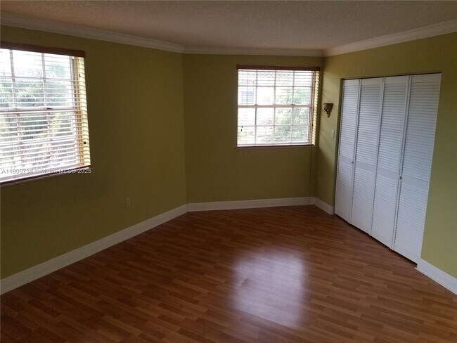 Building Photo - 9735 Fontainebleau Blvd