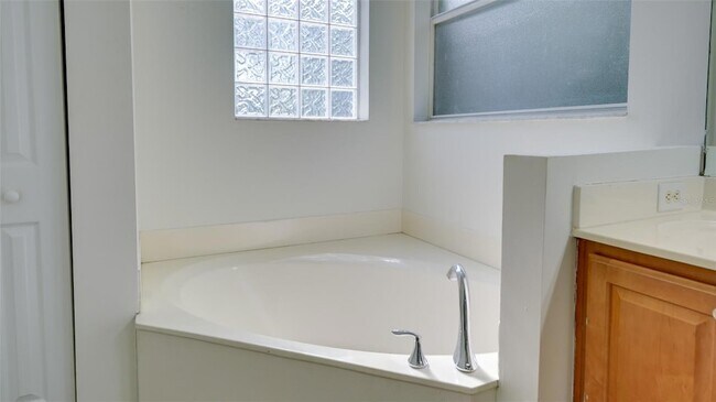 Building Photo - 5279 Lovett Rd