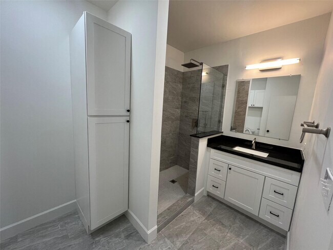 Building Photo - 13314 Oak Ledge Dr