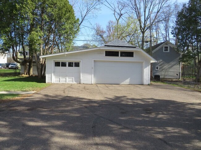 Building Photo - 1421 State St