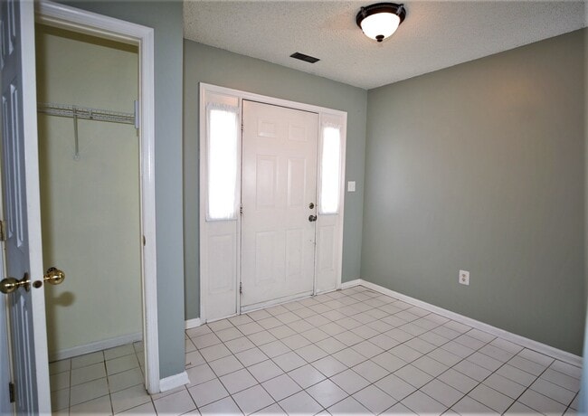 Building Photo - 13 Halstead Pl