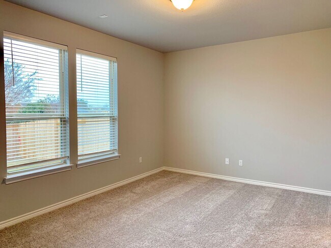 Building Photo - Single Level 4/2 Home in Highly Sought Aft...