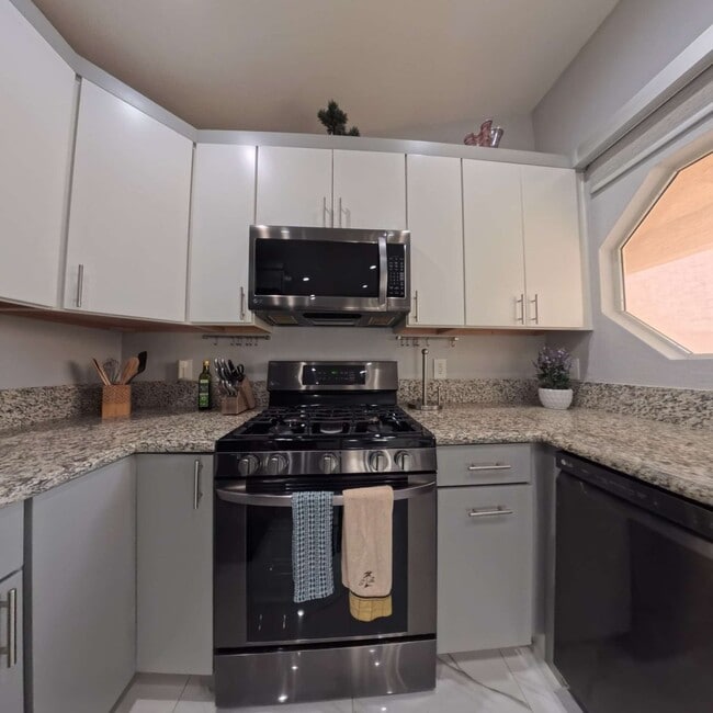 Building Photo - Highly Remodeled | 2nd Floor | Vaulted Ceilings