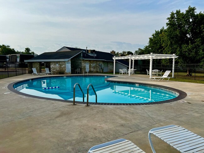 Building Photo - Condo with Pool!