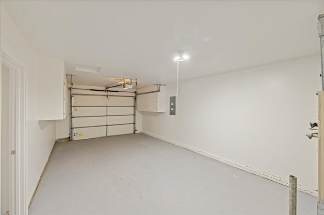 Building Photo - 1309 W Maple Ave
