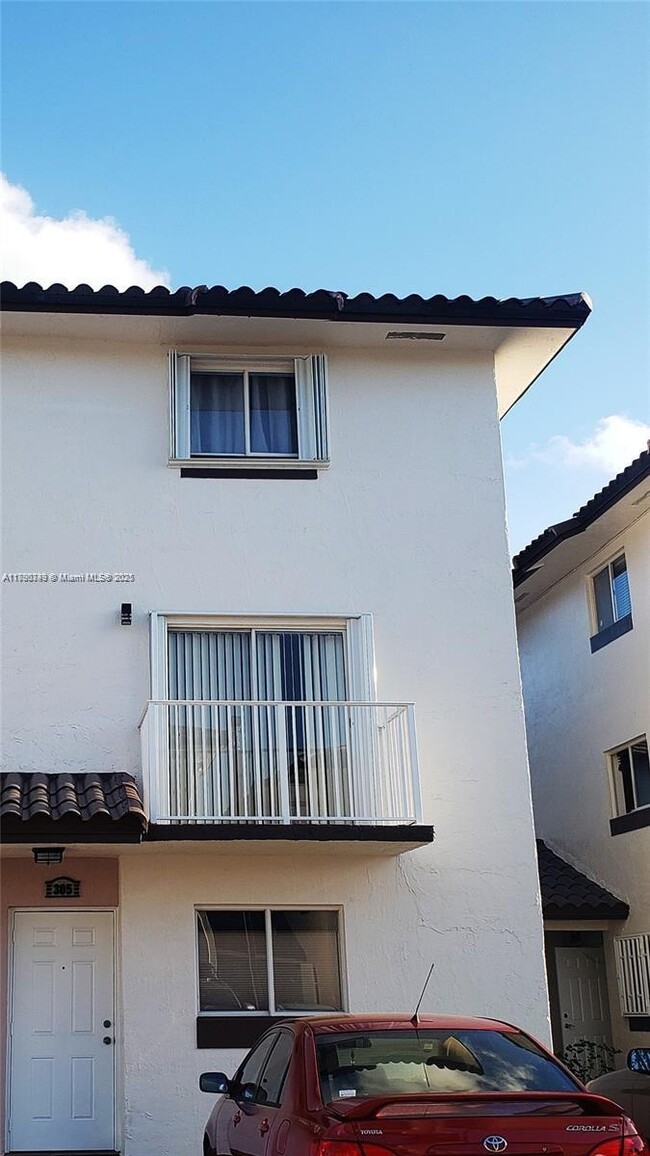 Primary Photo - 950 SW 104th Ct