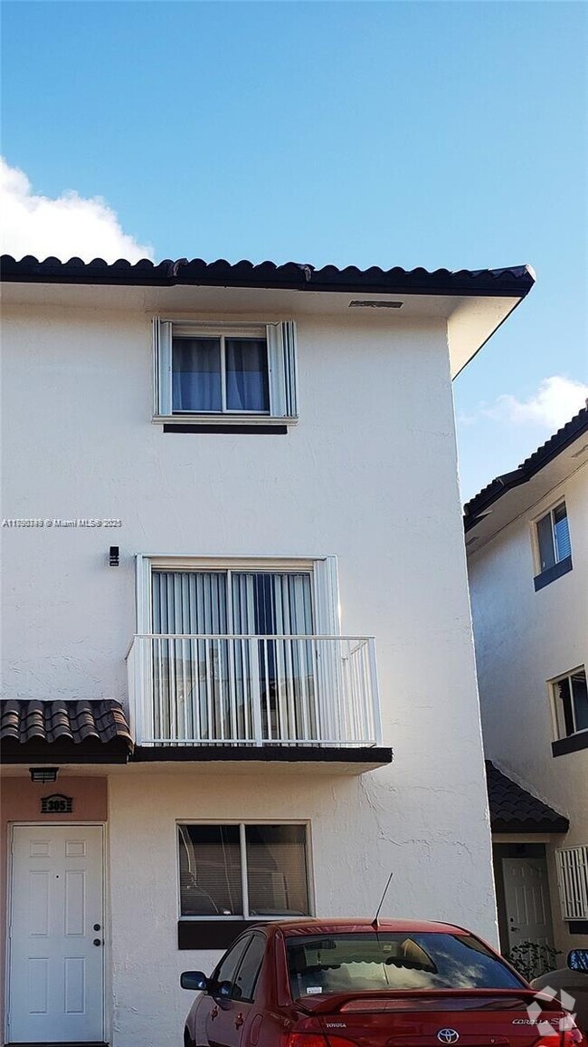 Building Photo - 950 SW 104th Ct