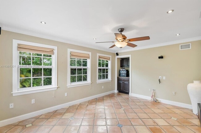 Building Photo - 300 187th St