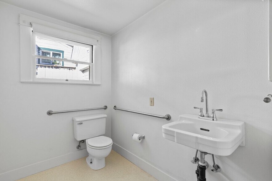 Building Photo - 205 Court St