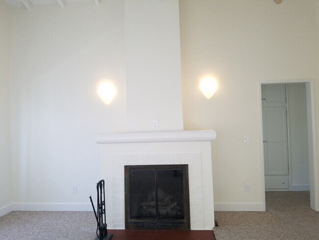 Building Photo - 412