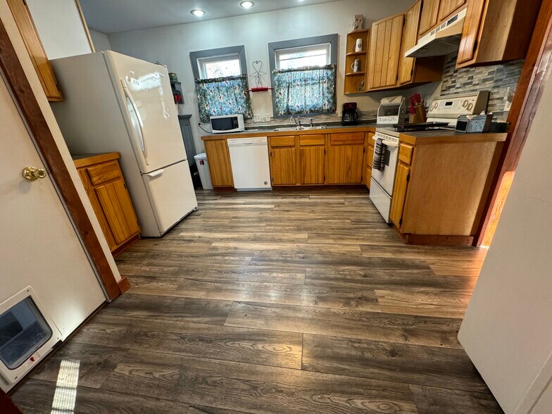 Building Photo - 1215 W Conant St