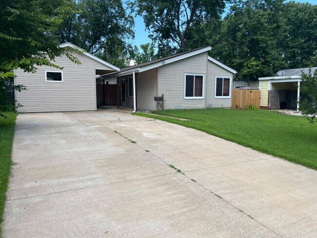 Building Photo - "Spacious 3 Bedroom/2 Bath Home in Florissant!"  Available for Move-In on 8/15/2026