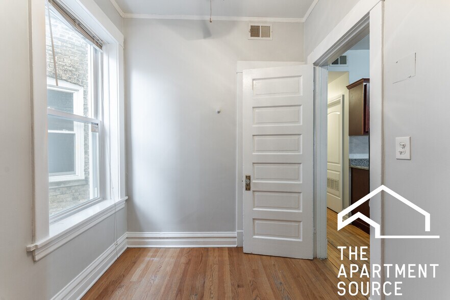 Building Photo - 1317 W Foster Ave