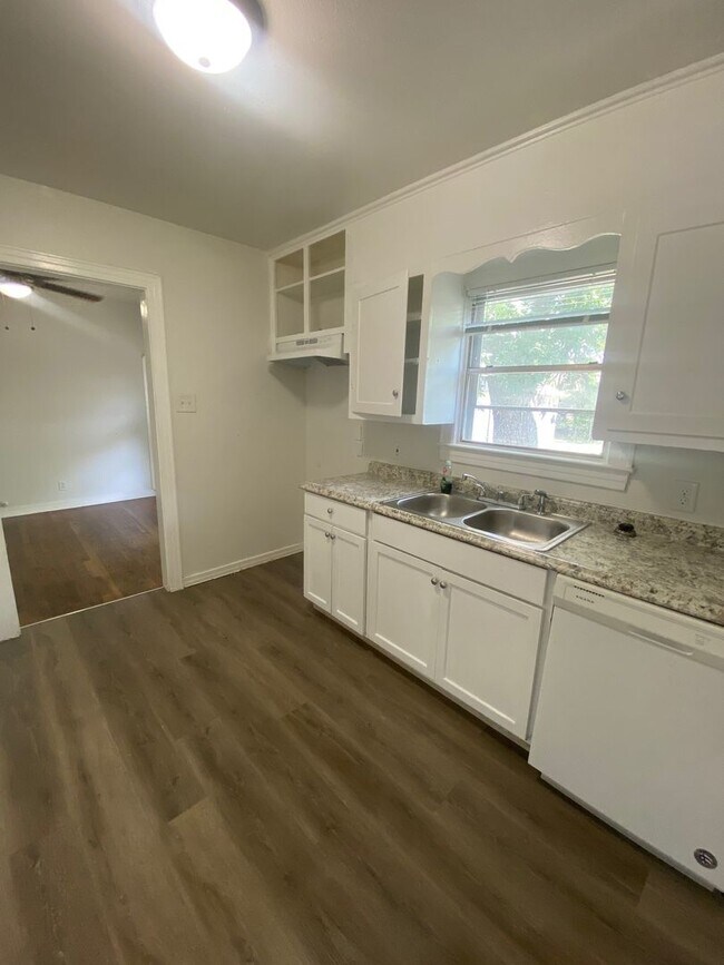 Building Photo - 3 Bedroom 1 Bath House Near Westmoreland R...
