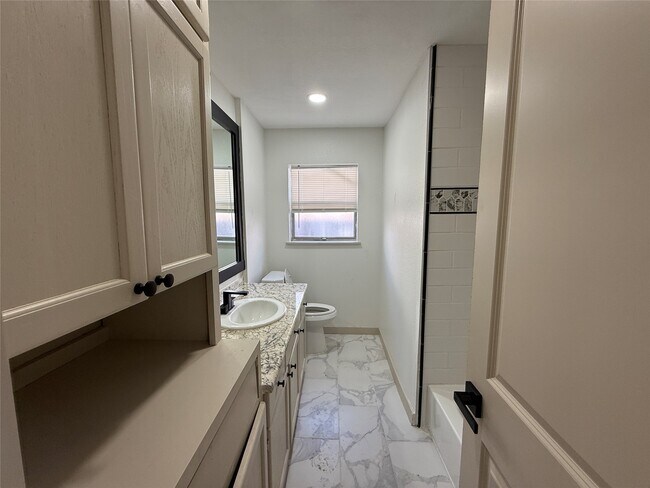 Building Photo - 7905 Farnsworth St