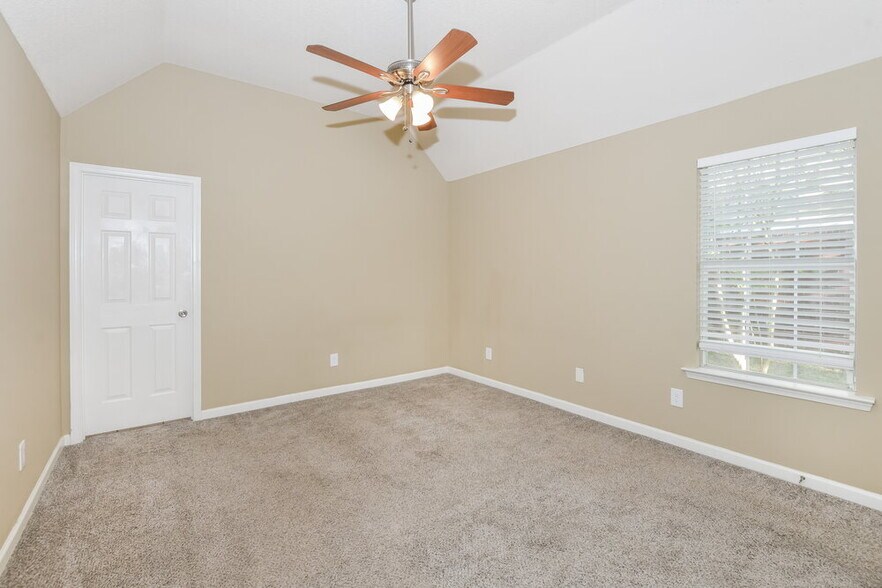 Building Photo - 7642 Fox Hunt Dr E