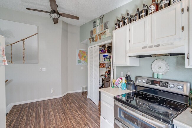 Building Photo - Huge room in a large shared home, private bathroom, great neighborhood, friendly roommates!