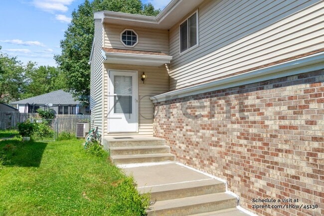 Building Photo - 724 W Belmont Ave