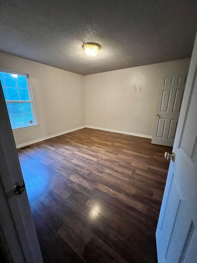 Building Photo - 3BD/ 2BA in Hidden Lake Subdivision