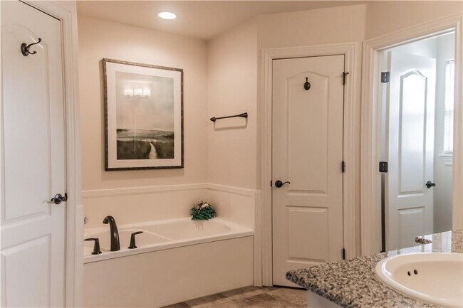 Building Photo - 608 SW 5th St