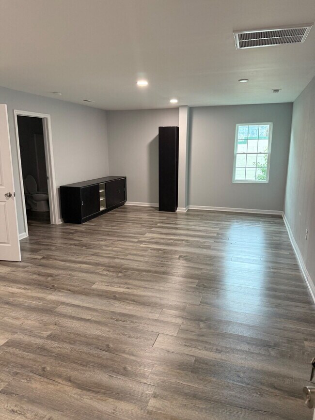 Building Photo - "Charming Studio Retreat in Nashville – Cozy 400 Sq Ft with Full Bath!"