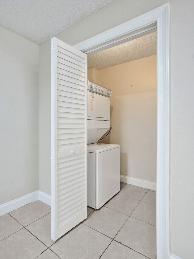 Building Photo - 3 BED/2BATH