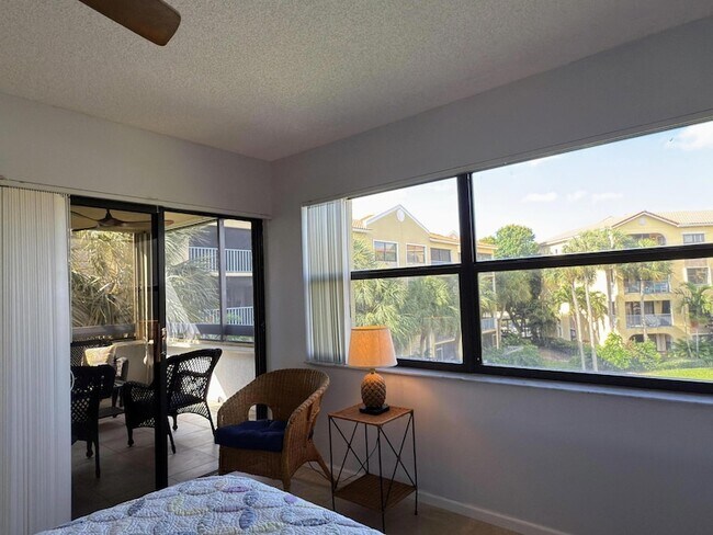 Building Photo - 700 Uno Lago Dr