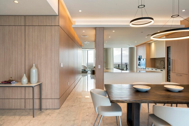 Building Photo - 15701 Collins Ave