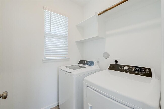 Building Photo - 2223 Rustboro Dr