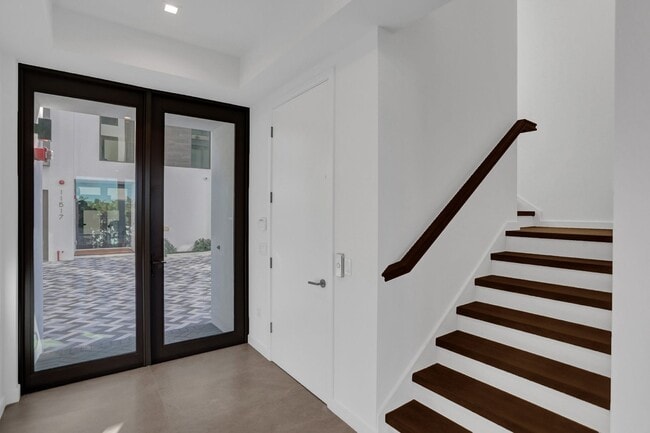 Building Photo - Gorgeous New Townhouse on the Beach