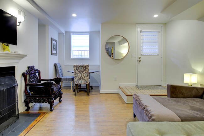 Building Photo - Charming 2 Bedroom 2 Bath Apartment in Was...