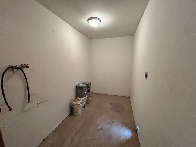 Building Photo - Single Story 3/2 *NO HOA* *NEW* Paint & *N...