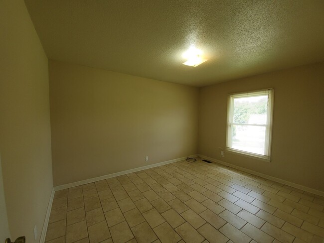 Building Photo - $1795-Conveniently Located 4 Bedroom Rusti...