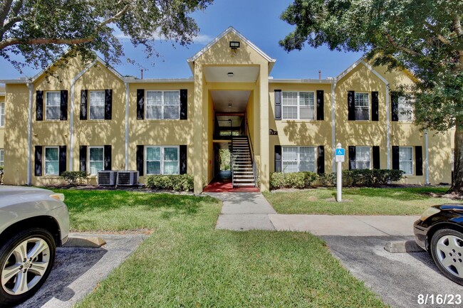 Primary Photo - Beautiful 2/2 Condo with an Office/Den Loc...