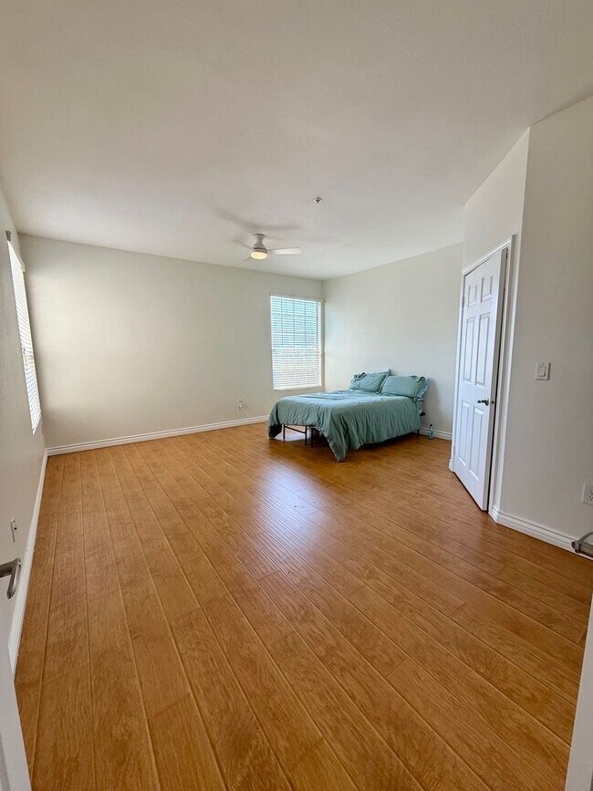 Building Photo - Charming 3 Bedroom 2 Bathroom Condo in the...