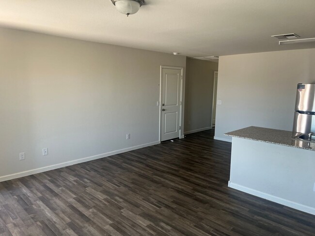 Building Photo - 2 weeks free rent with approved applicatio...
