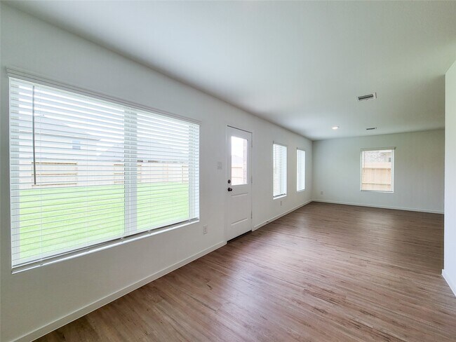 Building Photo - 3038 Pensacola Dr