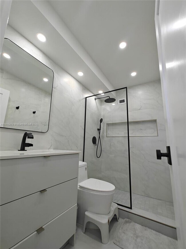 Building Photo - 825 Brickell Bay Dr