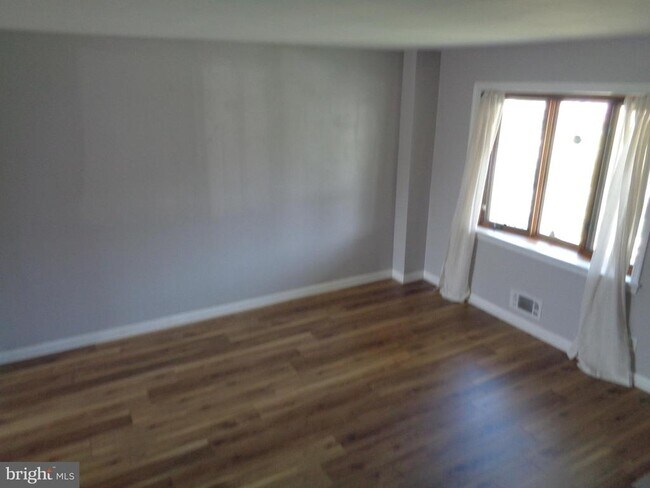Building Photo - 2245 Graythorn Rd