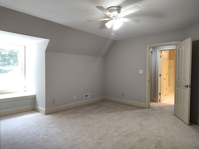 Building Photo - Stunning home located in the Popular Piper Glenn Community!