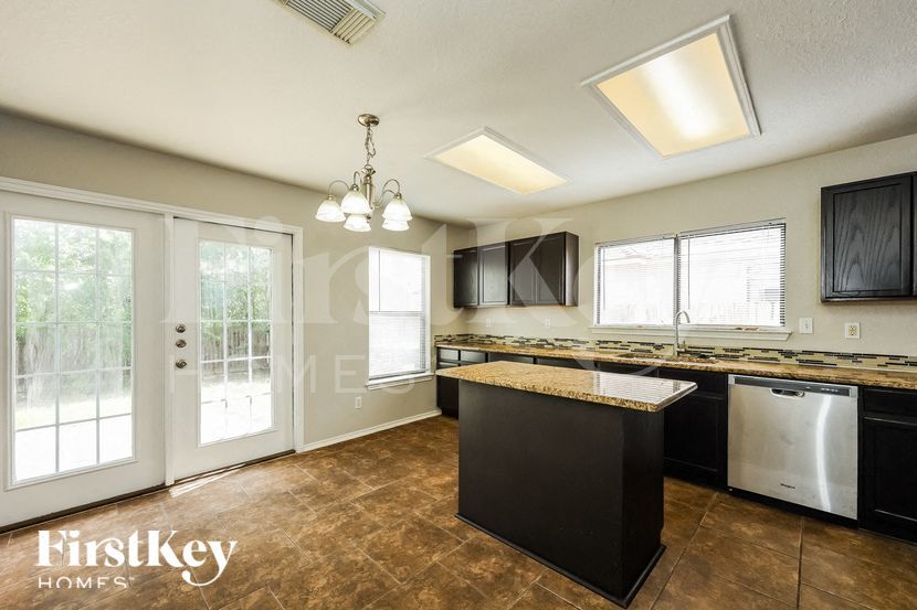 Building Photo - 5060 Viking Coral