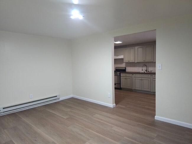 Building Photo - Large 5 bedroom 2 bath Split Level House w...