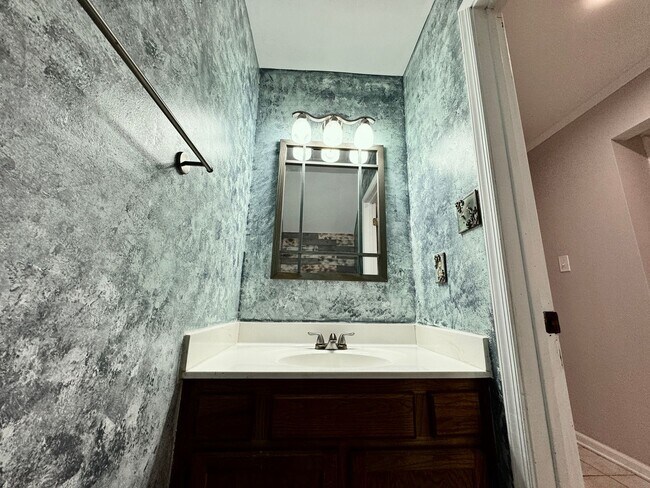 Building Photo - Ready NOW! A 4/2.5 in Glenwood! A Pet Frie...