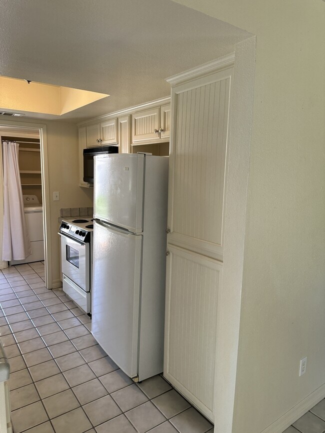 Building Photo - Stockton 2 Bedroom 1 Bathroom Condo