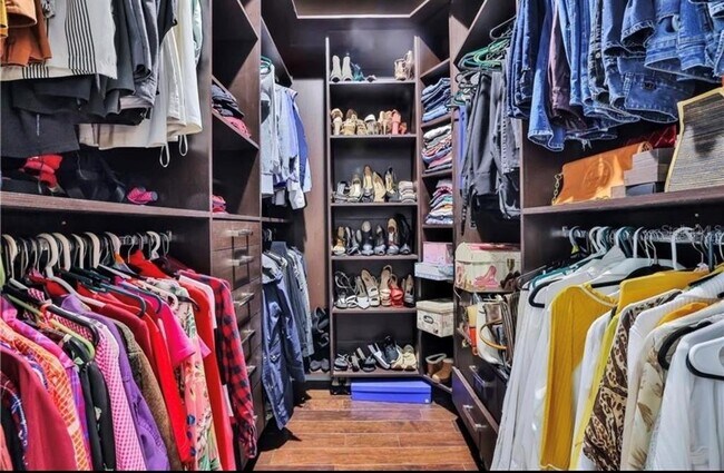 Building Photo - 1917 Pamlynne Pl