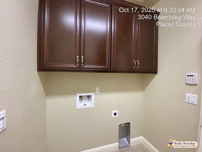 Building Photo - Pristinely Maintained Roseville Home with ...